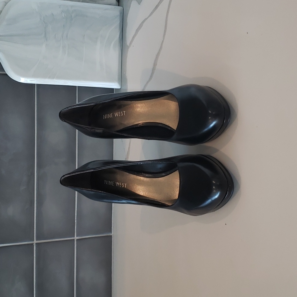 Nine west black pumps